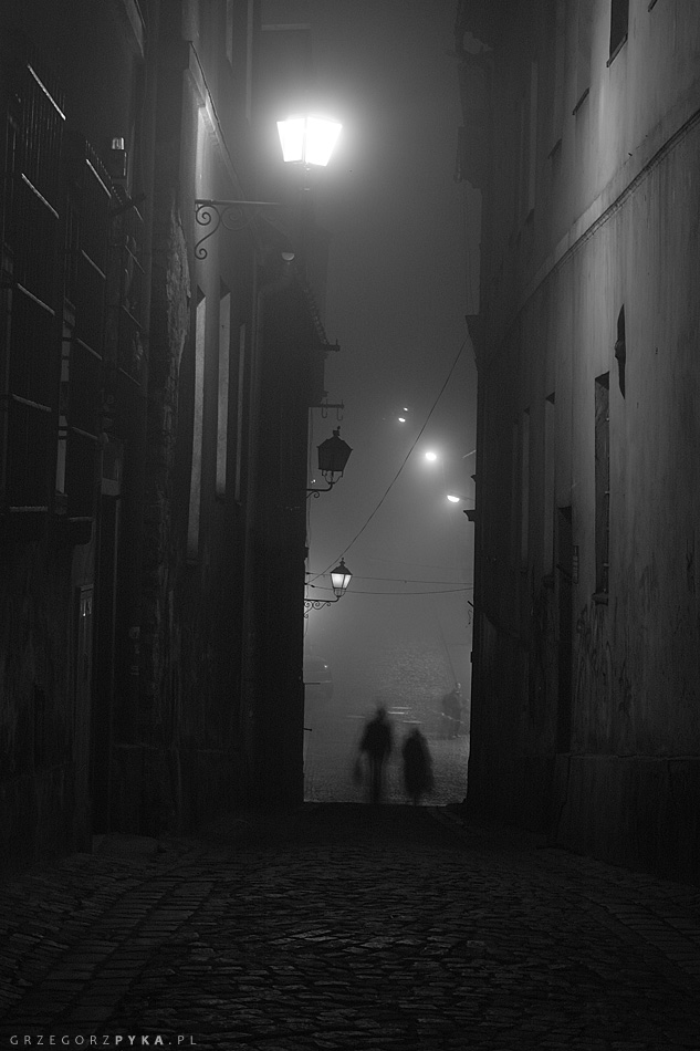Zdjęcie klimatycznej uliczki, uliczka we mgle zdjęcie