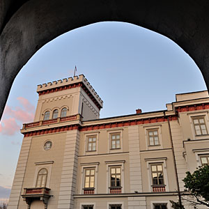 Zdjęcie Zamku Sułkowskich, widok z podcieni na zamek fotografia