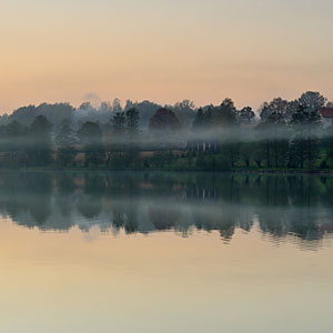 Zdjęcie jesiennej mgły, Mgła nad jeziorem, Jesienny krajobraz zdjęcie